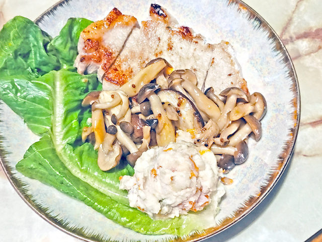 アレンジ！きのこたっぷり！バター醤油風トンテキ♪