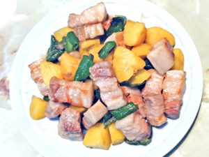 じゃがいもと豚バラのコロコロオイスター炒め♪