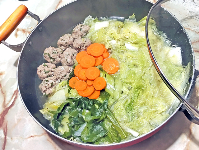 自作のつみれで！白菜とつみれの塩ベース鍋♪