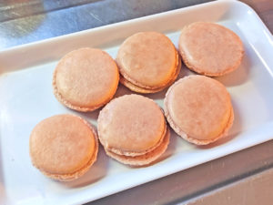 ピンク色のシンプルなマカロン！中身は苺あんバター♪