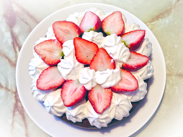 バレンタインに!苺とホイップ乗せ★ガトーショコラ