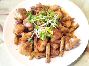 甘じょっぱくてご飯が進む！ごぼうと鶏肉の甘辛炒め♪