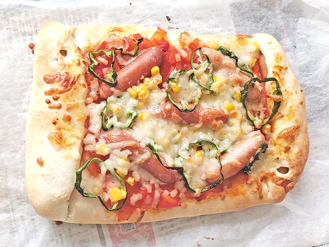 耳にソーセージ入り！手ごね生地のピッツァ♪