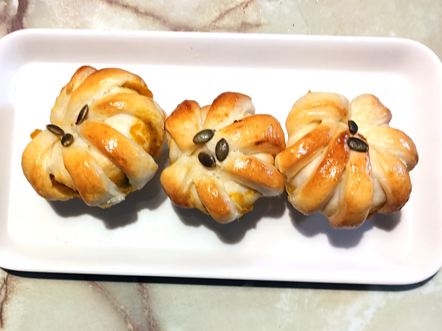 100均のマフィン型で！クラウンの南瓜パン♪