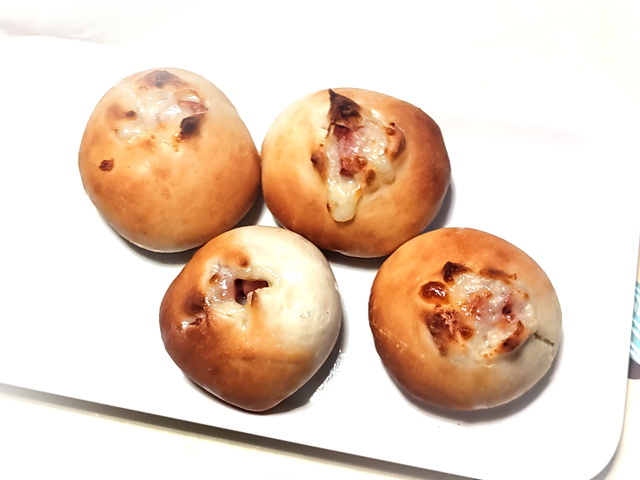 スタンドミキサーで！おへそみたいな総菜パン♪