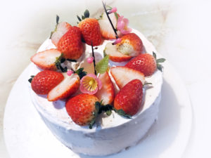 シンプルなミルクシフォンに…苺とクリームを添えて♪