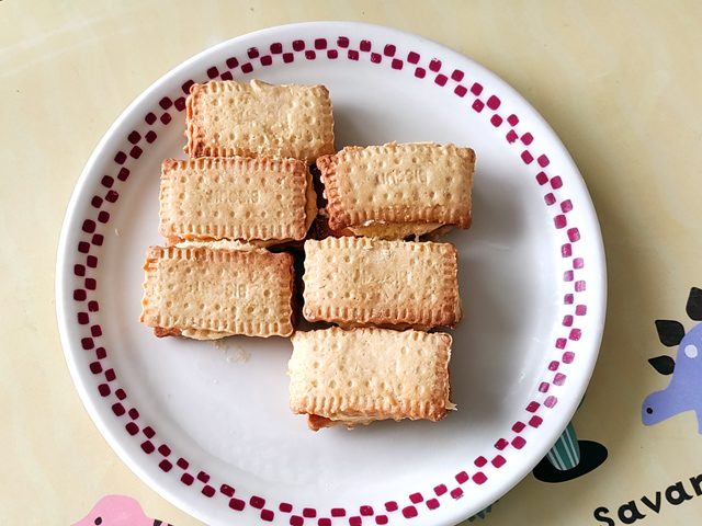 100均型で！カスタードクリームサンドビスケット♪