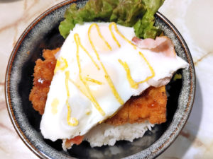 か○や風アレンジ！ダブルベーコンエッグ＆カツ丼♪