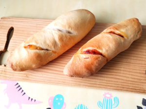 ミニフランスパン風？チーズとソーセージの総菜パン♪