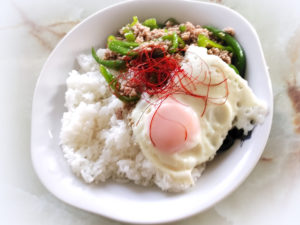 豚ひき肉とピーマンたっぷり！ガパオライス風♪